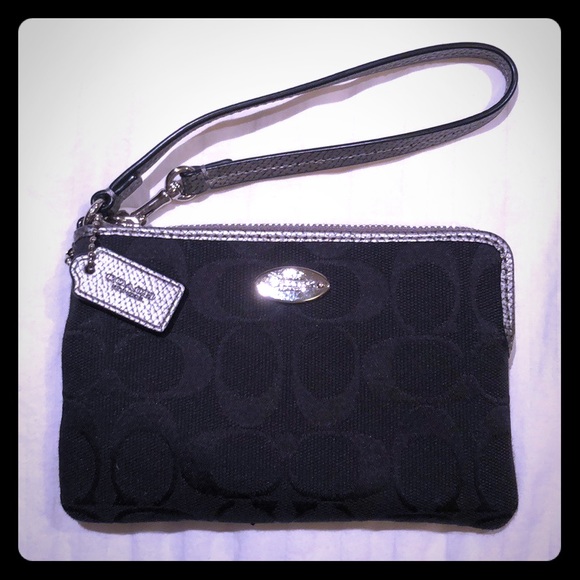 Coach Handbags - Coach wristlet
